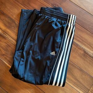 Adidas (unisex?) Three Stripe Sweat Pants - M - Short